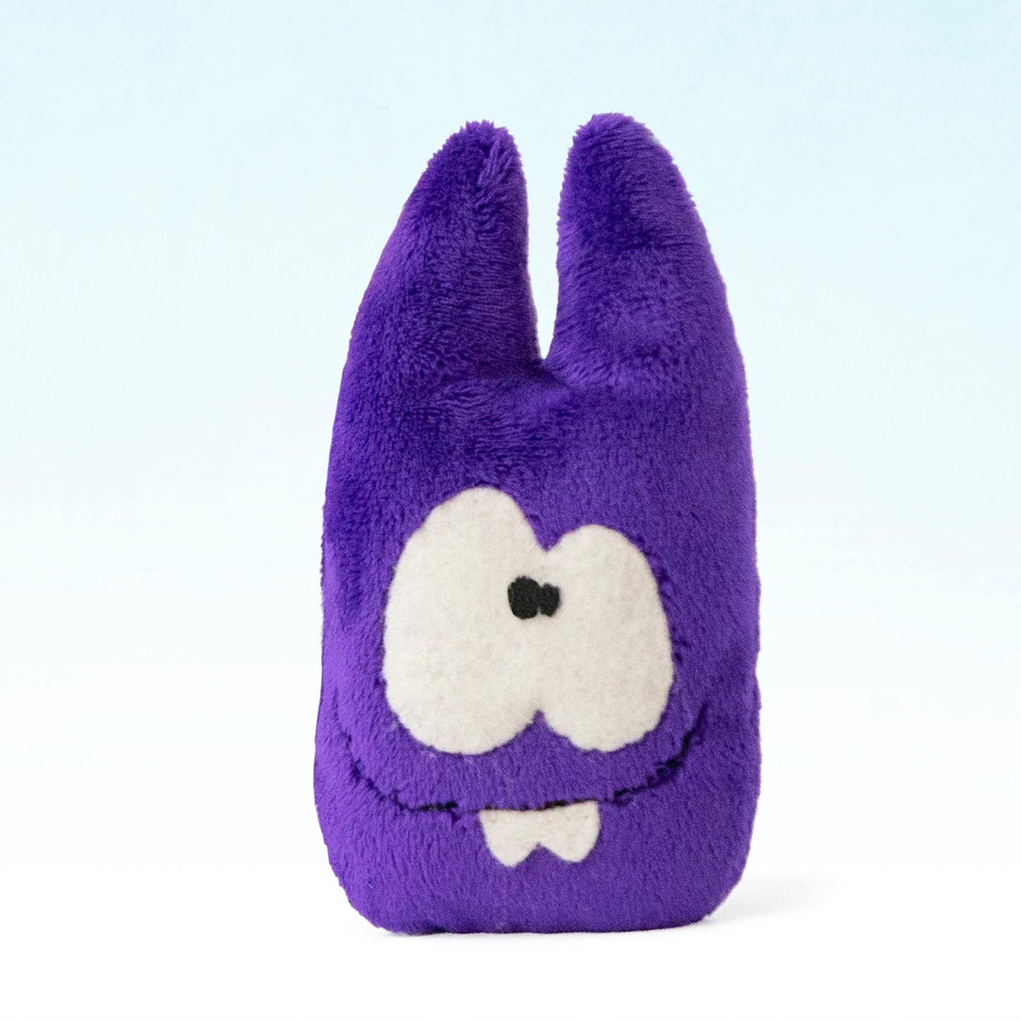Peluche monstre violette cousue avec le kit couture DIY Petit Loulou, modèle facile à coudre pour enfants et débutants