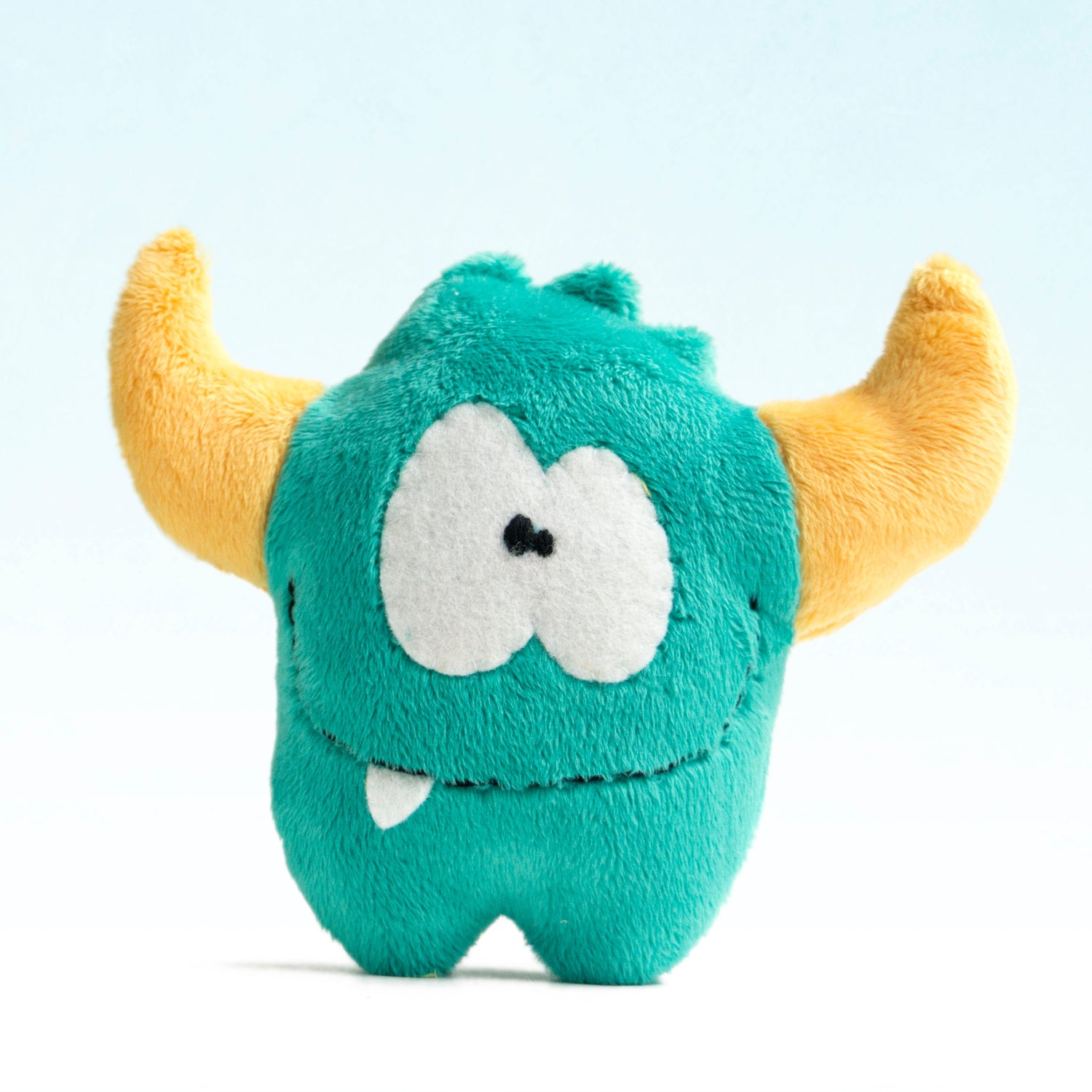 Peluche monstre fabriquée avec le kit couture Petit Loulou, projet créatif facile