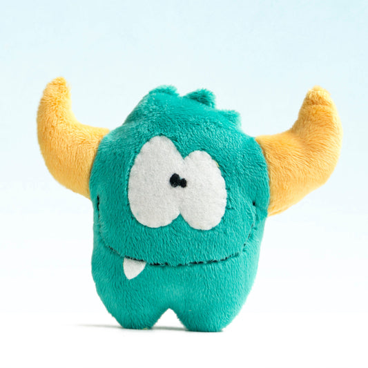 Peluche monstre fabriquée avec le kit couture Petit Loulou, projet créatif facile