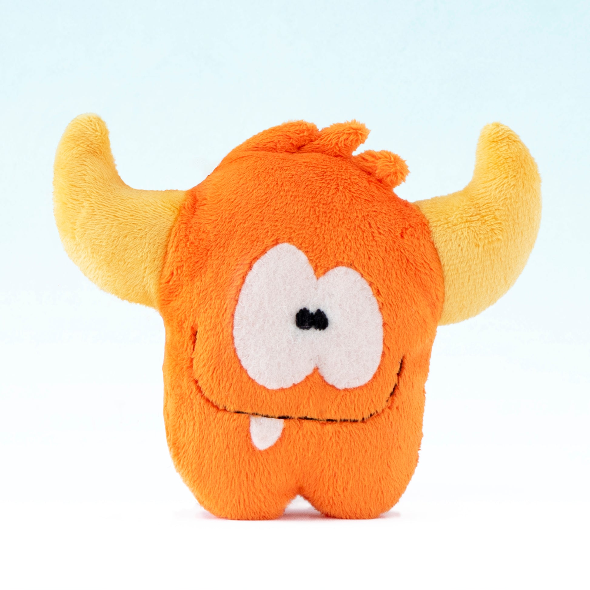 Projet couture débutant : peluche monstre orange réalisée avec le kit Petit Loulou