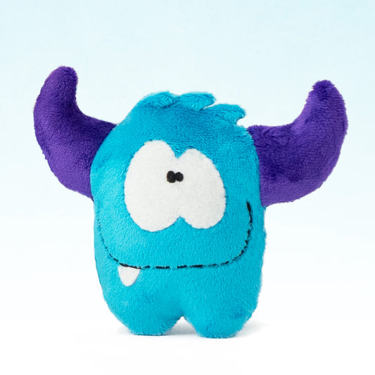 Peluche monstre bleu réalisée avec le kit DIY, idée créative facile et ludique