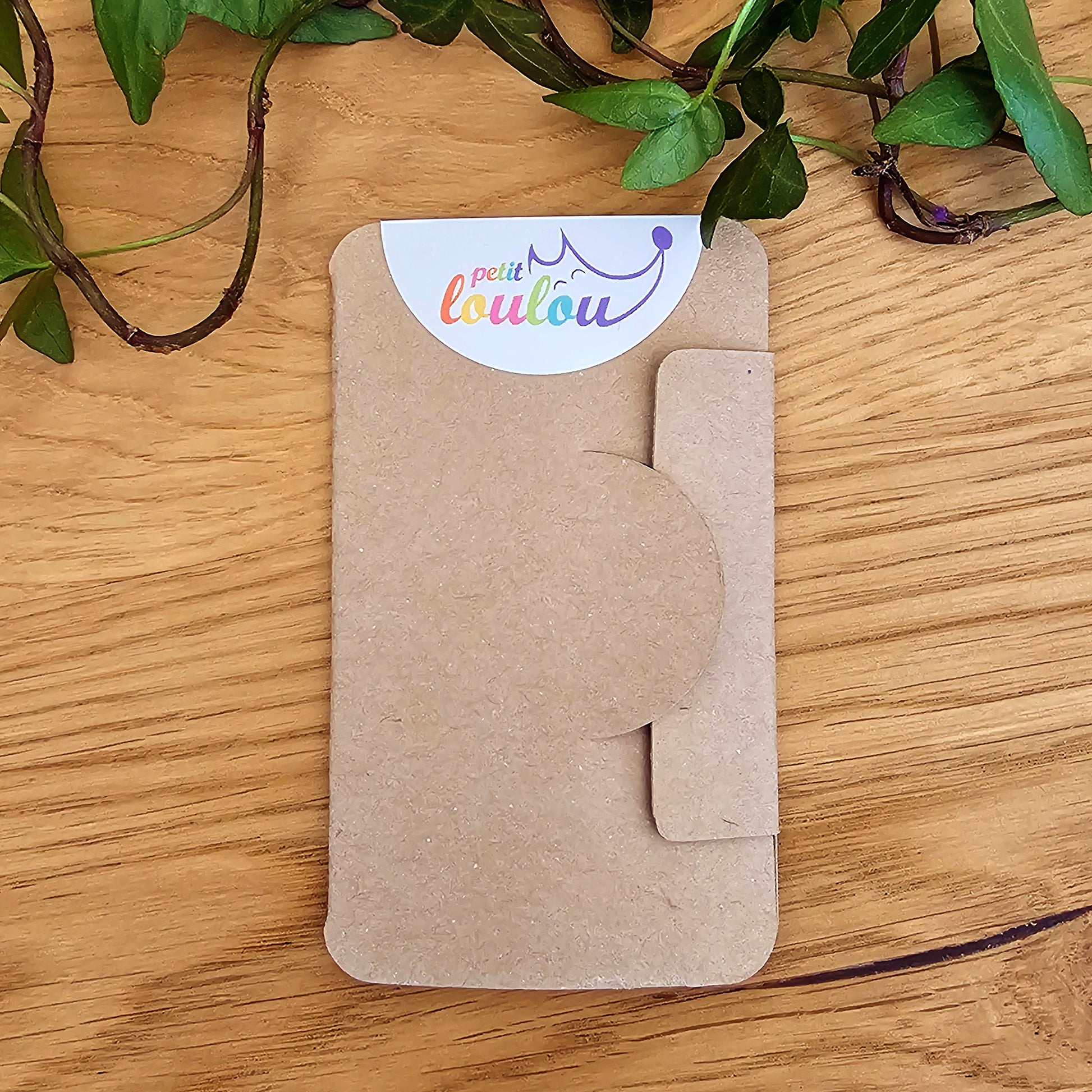 Étui kraft Petit Loulou contenant des aiguilles de couture pour compléter les kits créatifs