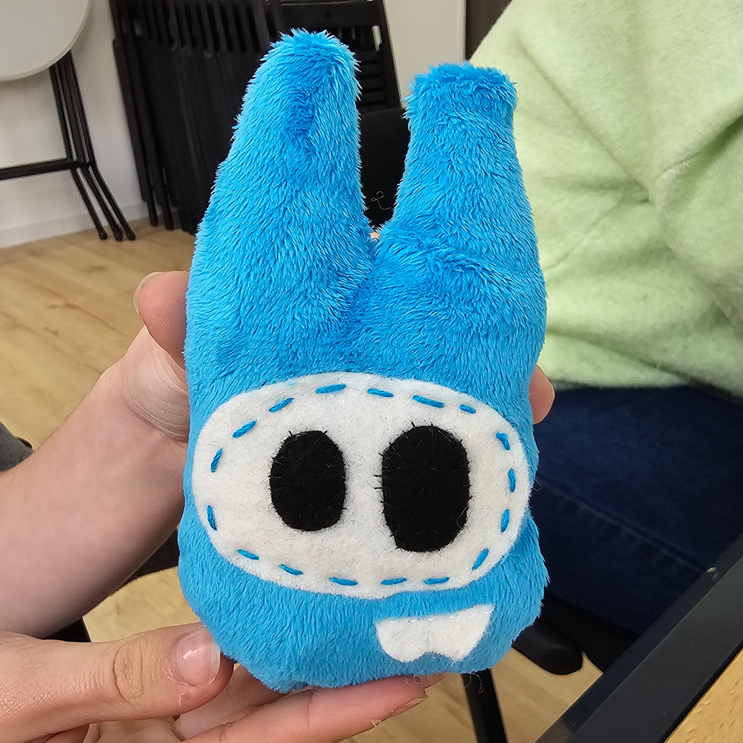 Peluche monstre bleu réalisée lors d’un atelier couture à Cognac – Petit Loulou